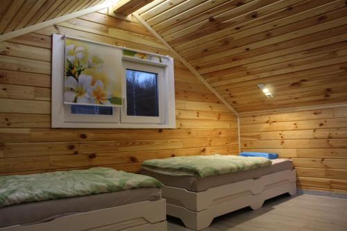 Postel nebo postele na pokoji v ubytování Holzhaus am See mit Panoramablick