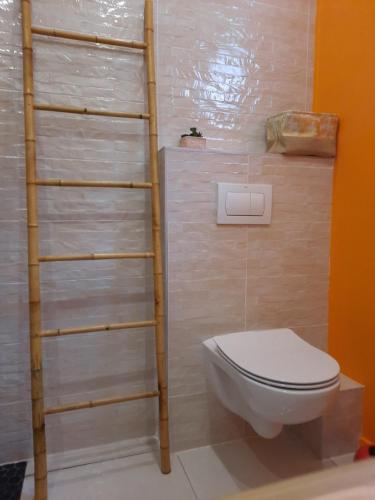un bagno con un WC e una scala di legno di Cottages Les Ventilés a Deshaies