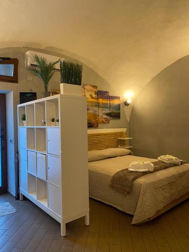 una camera con un letto e un comò bianco di Domus Relax a Pietrelcina