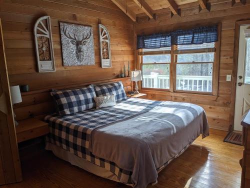 ブルーリッジにあるLove Nest in Blue Ridgeの丸太小屋のベッドのある寝室