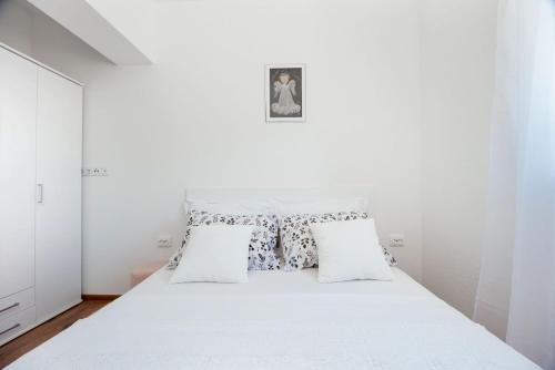 Posteľ alebo postele v izbe v ubytovaní Apartment Kiara-Rogoznica's Hidden Gem