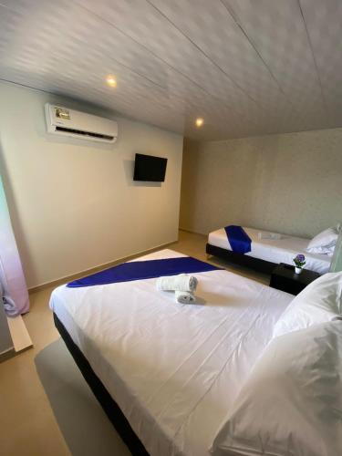 Una cama o camas en una habitación de HOTEL COSTA AZUL SAI