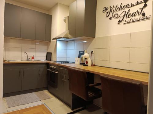 uma cozinha com armários castanhos e uma bancada em skopje modern studio em Skopje