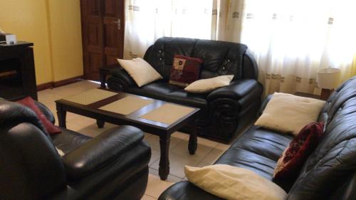 Χώρος καθιστικού στο TripleA Furnished Apartment