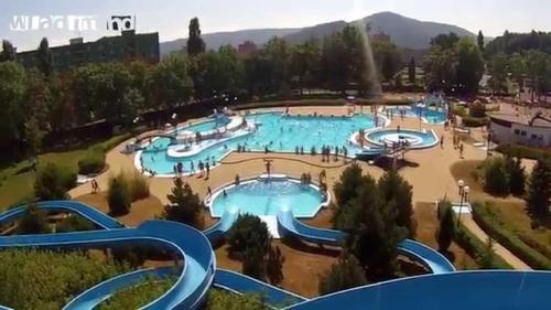 um grande parque aquático com muitas piscinas e escorregas em Apartmány PARK em Klásterec nad Ohrí