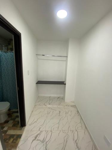a bathroom with a toilet and a walk in closet at Cómodo apto 201 muy cerca a C.C. Unicentro Cúcuta in Cúcuta