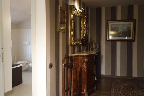 een badkamer met een dressoir en een spiegel aan de muur bij Virginia Resort & Spa - Adults Only in Avellino