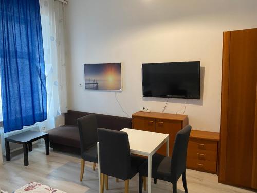 A television and/or entertainment centre at Heino Apartments