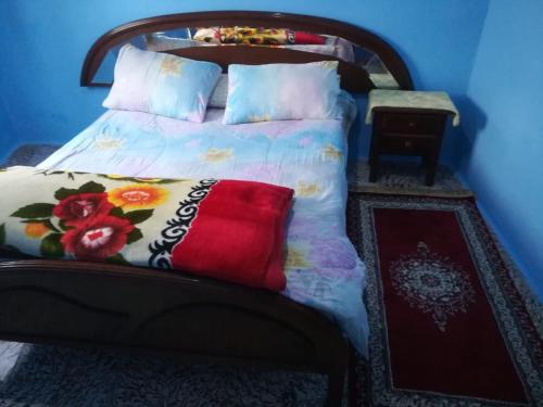 - une chambre dotée d'un lit avec un mur bleu dans l'établissement Dar Abdlouahed, à Chefchaouen
