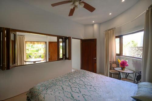 Higuera Blanca的住宿－Litibu Suites Beach House，一间卧室配有一张床和一面大镜子