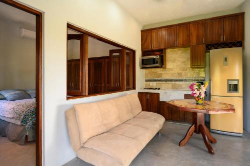 un salon avec un canapé et une table dans une cuisine dans l'établissement Litibu Suites Beach House, à Higuera Blanca