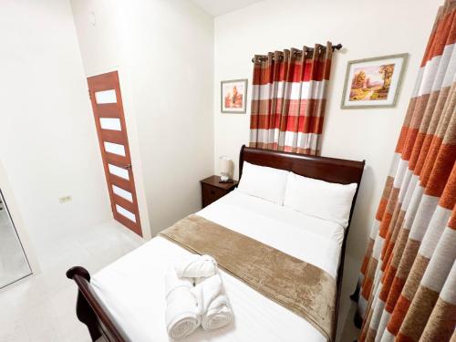 sypialnia z łóżkiem i dwoma białymi butami w obiekcie Pineridge Hideaway 1 Bedroom Apartment #2 w mieście Arouca