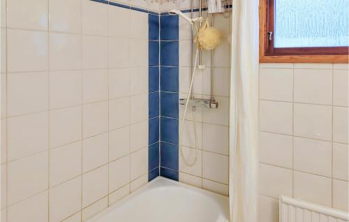 Ένα μπάνιο στο 2 Bedroom Stunning Home In Hällingsjö