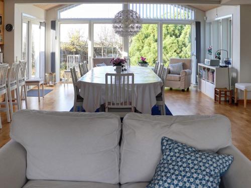 Ruang duduk di 8 person holiday home in MELLBYSTRAND-By Traum