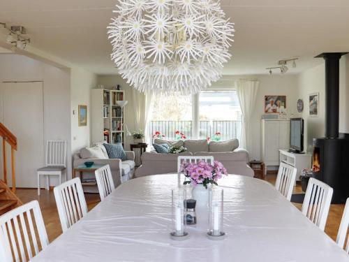Ruang duduk di 8 person holiday home in MELLBYSTRAND-By Traum