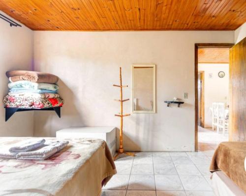 a bedroom with a bed and a wooden ceiling at Casa de Campo Vó Almerinda in Urubici