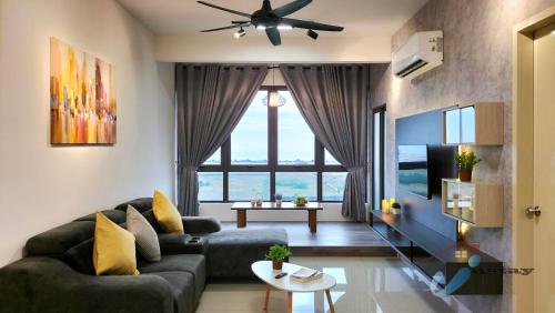 een woonkamer met een bank en een groot raam bij Bali Residence Seaview I 2BR I 8-10pax I Waterpark I JonkerSt in Melaka