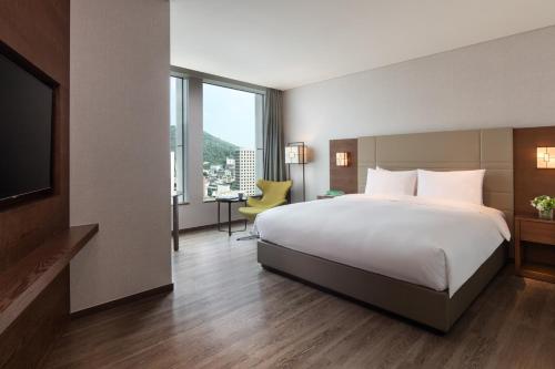 Habitación de hotel con cama y TV en Courtyard by Marriott Seoul Namdaemun en Seúl