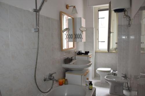 y baño con ducha, lavabo y aseo. en Frugol nest, en Como