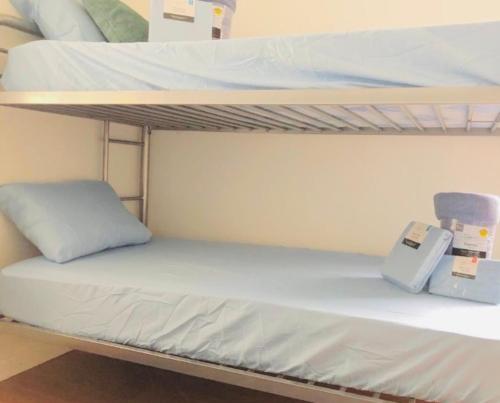 Postel nebo postele na pokoji v ubytování Home Sweet Home -Women Only Dorms - Men Only Dorms - Free Coffee - WiFi - Parking - 3 Miles to the Beach