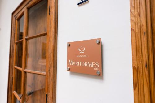 a sign on the side of a door at La Casa Veintidós in Guanajuato