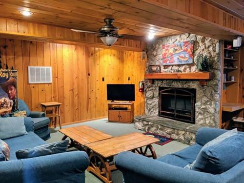 ein Wohnzimmer mit einem Sofa und einem Kamin in der Unterkunft Cabin #5 in Strawberry