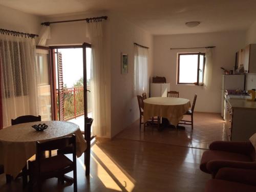 kuchnia i jadalnia ze stołem, stołem i krzesłami w obiekcie Apartment Primosten Dolac w Primošten