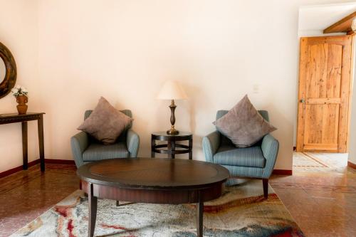 a living room with two chairs and a table at La Casa Veintidós in Guanajuato