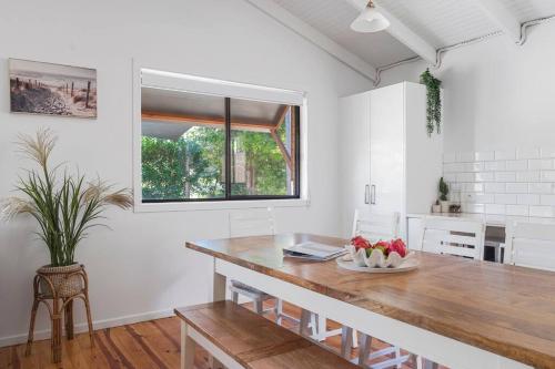 Η κουζίνα ή μικρή κουζίνα στο Big House Little House Moonee Beach