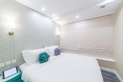 Ein Bett oder Betten in einem Zimmer der Unterkunft Tung Nam Lou Art Hotel