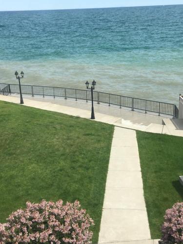 un passaggio pedonale vicino alla spiaggia con luci e fiori di Lakeview Villa - Enjoy luxury Vacation at its Best! a Hamilton