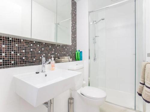 a bathroom with a sink and a toilet and a shower at ◈Melbourne CBD 2Br 2Bth Apt Indoor Pool & balcony◈ in Melbourne