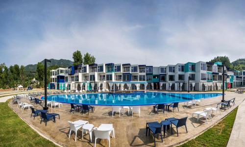 uma imagem de um resort com uma grande piscina em Gapyeong Parotia Waterhouse em Gapyeong