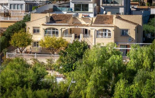 uma casa no topo de uma colina com árvores em Nice Apartment In Torrevieja With Wifi em Torrevieja