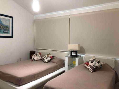 Katil atau katil-katil dalam bilik di Casa en Teques con alberca, vista y acceso al lago