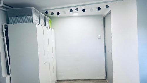 una camera con pareti bianche e un frigorifero bianco di Guest accomodation close to Hungaroring a Kerepes