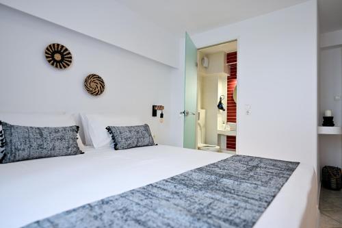 een witte slaapkamer met een groot wit bed bij Villa-7Days in Agkidia