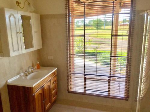 baño con lavabo y ventana grande en Old Entally Farm, en Hadspen