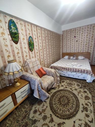 1 dormitorio con cama, sofá y mesa en X.ata 3 en Almaty