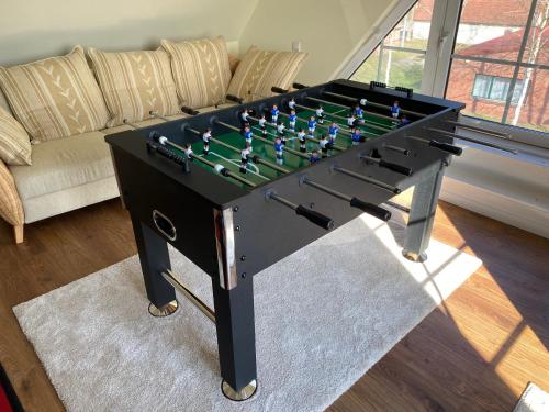 a foosball table in a living room at Stilvolle Ferienwohnung in der Nähe von Schwerin in Dümmer