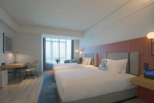 Ένα ή περισσότερα κρεβάτια σε δωμάτιο στο Sunstone Plaza Hotel