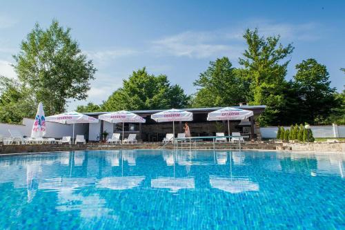 KTB Manastira Holiday Village tesisinde veya buraya yakın yüzme havuzu