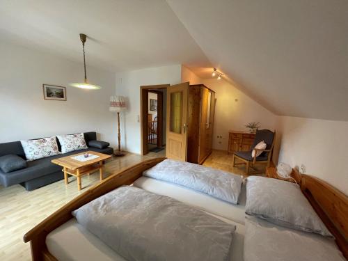 a living room with a couch and a table at Ferienwohnung Syen in Grundlsee