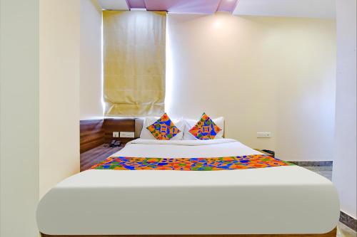 Postel nebo postele na pokoji v ubytování FabHotel Resolute Gopalpura