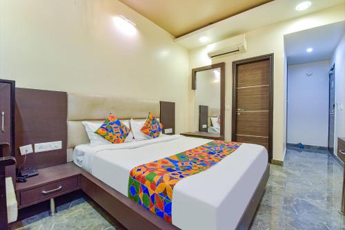 Postel nebo postele na pokoji v ubytování FabHotel Resolute Gopalpura