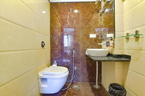 Koupelna v ubytování FabHotel Resolute Gopalpura