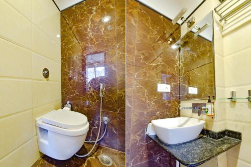 Koupelna v ubytování FabHotel Resolute Gopalpura
