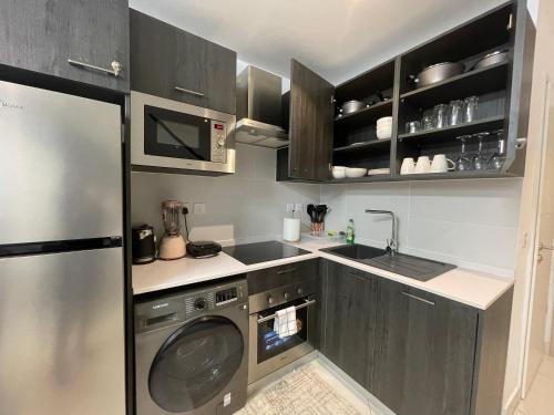 Η κουζίνα ή μικρή κουζίνα στο The Lennox Luxury Suites & Apartments