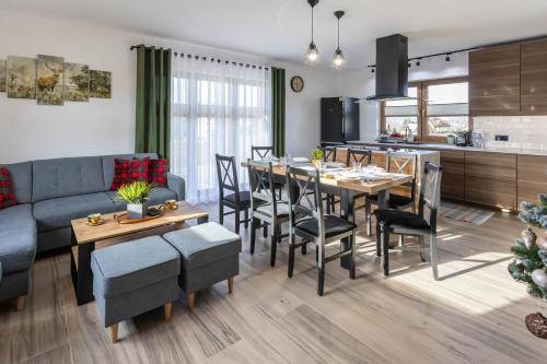 a living room and kitchen with a dining room and a table at Dychnijzese in Czarna Góra