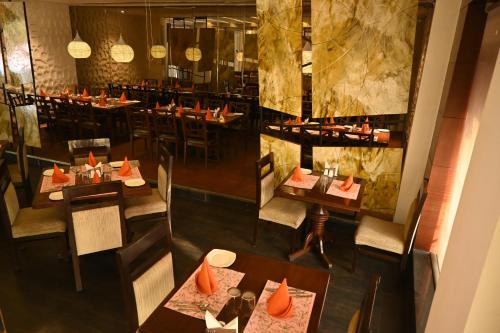 an overhead view of a restaurant with tables and chairs at Regency Square Hotel in Gwalior